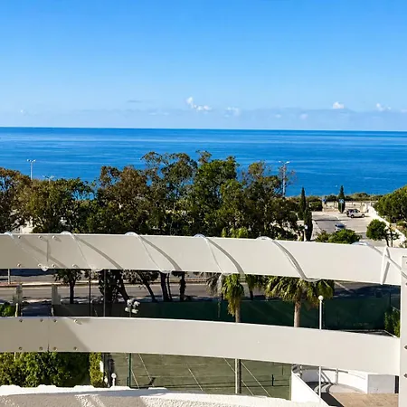 Sea View - One Bedroom Oceanfront Luxury Apartmán